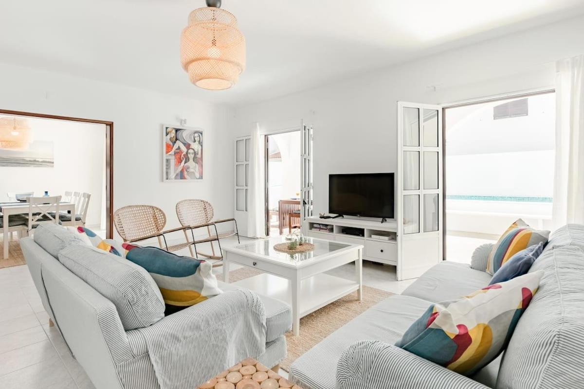 Beachfront Villa With Private Pool In Manta Rota Вила-Нова-де-Касела Экстерьер фото